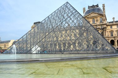 PARIS, FRANCE OCTOBER 20, 2014: Günbatımında Louvre Müzesi 'nde Ters Piramit' in (mimar Pei Cobb Freed) görüntüsü. 8.8 milyon yıllık ziyaretçiyle Louvre, dünya çapında en çok ziyaret edilen müze oldu.. 