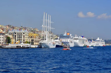 İSTANBUL, TURKEY ECTOBER 5: İstanbul, Türkiye 'de 5 Ekim 2013' te Yeni Cami ve Galata Köprüsü yakınlarındaki Eminonu Limanı 'nda feribot gezisi. Eminonu limanı İstanbul 'da feribot için büyük bir rıhtım..