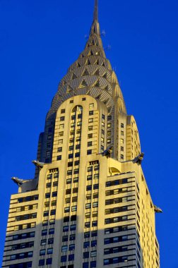 Gökyüzü arkaplanındaki yüksek bina