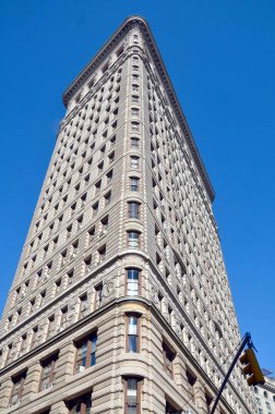 NEW YORK CITY - OCT 28: NYC 'deki Tarihi Flatiron Binası 28 Ekim 20123' te görüldüğü üzere Manhattan 'ın Beşinci Bulvarı' ndaki bu ikonik üçgen bina 1902 'de tamamlandı.. 