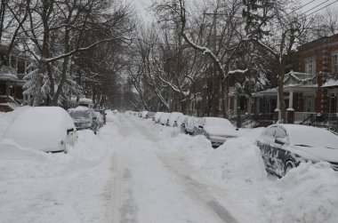 - Melrose Caddesi 'nde arabaların kapladığı kar yağışı. 15 Aralık 2013 'te Kanada' da kar fırtınası Montreal 'i 35 cm kar ile vurdu. Kış fırtınası, uçuş gecikmelerine ve trafik sorunlarına neden oluyor.