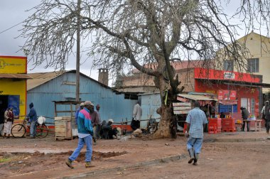 ARUSHA, TANZANIA - 25 Kasım 2011 'de Tanzanya' nın Arusha kentinde yerli halk ana yol yakınlarında ilişkiler kurdu. Arusha, Tanzanya 'nın kuzeyinde bir şehirdir. Arusha Bölgesi 'nin başkentidir..