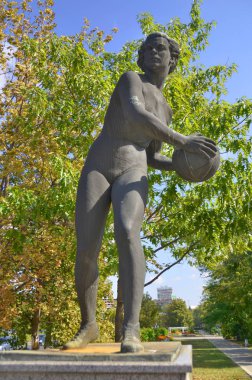 SOFIA BULGARIA 18 Eylül 2013: Bulgaristan 'ın Sofya kentindeki Vasil Levski Ulusal Stadyumu önündeki heykel