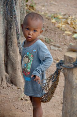 Phnom Phen, Kamboçya 23 Mart 2013: Sadece Phnom Phen, Kamboçya 'da tanımlanamayan sokak çocuğu poz veriyor. Sadece Phnom Penh' de 10 ila 20 bin arasında çocuk yaşıyor ve sokaklarda çalışıyor.