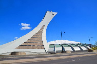 Montreal Kanada 15 Mayıs 2013 'te Montreal Olimpiyat Stadyumu ve kulesi. Dünyanın en yüksek eğimli kulesi. Olimpiyat turu 175 metre uzunluğunda ve 45 derecelik açıyla yapılıyor.
