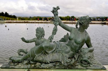 VERSAILLES FRANCE 11 OCTOBER 13: bronz, mermer veya kurşundan yapılmış, Versay 'da 386 sanat eseri (bahçeleri 221 dekorasyon dahil) dünyanın en büyük açık hava heykel müzesi yapar..