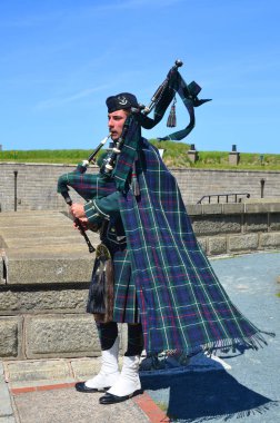 Halifax Nova Scotia 5 Haziran: Kanada 'nın Halifax kentindeki bir Ulusal Tarih Alanı olan Citadel Hill' de gayda çalan Kanadalı asker. Nova Scotia, Kanada, 5 Haziran 2014
