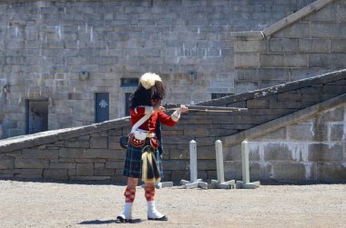 Halifax Nova Scotia 5 Haziran: Kanada 'nın Halifax şehrindeki bir Ulusal Tarih Alanı olan Citadel Hill' de (Fort George) Kanadalı asker. Nova Scotia, Kanada, 5 Haziran 2014 