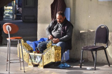 Şehir caddesinde erkek satıcısı
