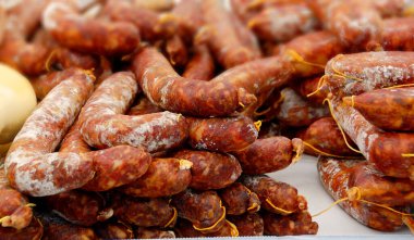 Lezzetli sosisler yığını kapatın.