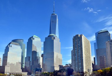 NEW YORK - ECTOBER 24: Lower mahattan ve One World Trade Center veya Freedom Tower 24 Ekim 2013 tarihinde New York City, New York 'ta inşa edilen yeni Dünya Ticaret Merkezi kompleksinin birincil binasıdır. 