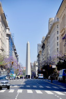 BUENOS ARGENTINA 29: Obelisco Avenida 9 de Julio, Arjantin 'in Buenos Aires şehrinde yer alan bir caddedir. Adı Arjantin 'in Bağımsızlık Günü onuruna 9 Temmuz 1816. 29 Kasım 2011 'de