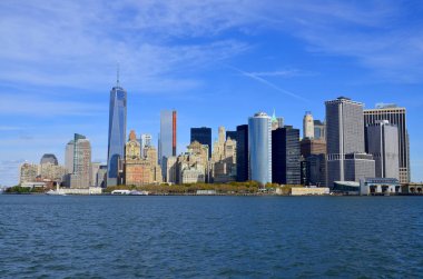 NEW YORK - OCTOBER 24: Lower mahattan ve One World Trade Center veya Freedom Tower 24 Ekim 2013 'te New York, New York' ta inşa edilen yeni Dünya Ticaret Merkezi kompleksinin birincil binasıdır.