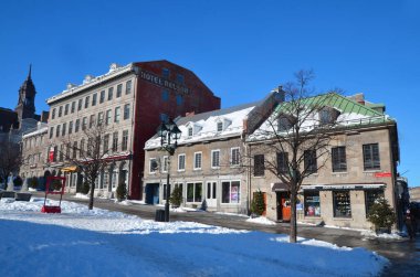 Montreal Canada 15 Şubat: Jacques Cartier 'de turistler 15 Şubat 2014 tarihinde Montreal Kanada' da yer aldılar. Jacques-Cartier, kış hüznünü kovalayan ilk sarı ışınlar gibi güneş arayıcılarını kendine çekiyor..