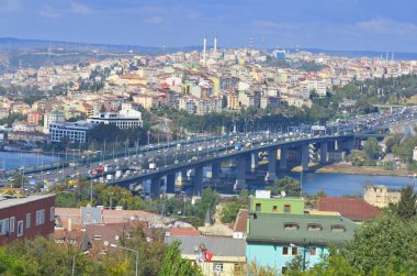 İSTANBUL TURKEY ECTOBER 07: Halic Köprüsü, Türkiye 'nin İstanbul kentindeki Golden Horn' da Ekim 2013 'te kurulmuş bir köprü.