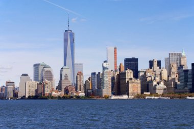 NEW YORK - ECTOBER 24: Lower mahattan ve One World Trade Center veya Freedom Tower 24 Ekim 2013 tarihinde New York City, New York 'ta inşa edilen yeni Dünya Ticaret Merkezi kompleksinin birincil binasıdır.