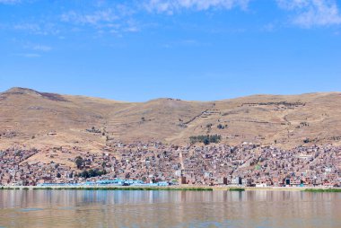 Titicaca, 28 Kasım 2010 tarihinde Puno Peru 'da, 44 veya yapay adalardan oluşan yüzen sazlıklardan oluşan bir grup olan Uros' ta yaşayan bir nüfus için dikkat çekicidir..