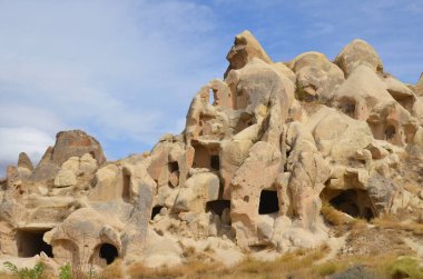 Türkiye 'nin kapadokya' nın en bilinen özelliği muhtemelen kalbinde Goreme 'in peri bacaları ve çevresindeki köylerdir.