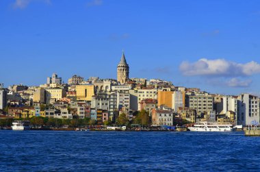 İSTANBUL, TURKEY - 29 Mayıs 2015: İstanbul Boğazı ile Karakol ufuk çizgisinin havadan görünüşü. Nehirden geçen turistik tekneler, arka plandaki Galata kulesi ve diğer tarihi binalar.