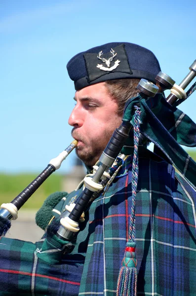 Halifax Nova Scotia 5 Haziran: Kanada 'nın Halifax kentindeki bir Ulusal Tarih Alanı olan Citadel Hill' de gayda çalan Kanadalı asker. Nova Scotia, Kanada, 5 Haziran 2014