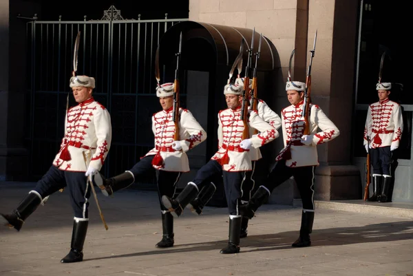 Sofia September Guardas Honra Frente Presidência República Búlgara Setembro 2013 — Fotografia de Stock