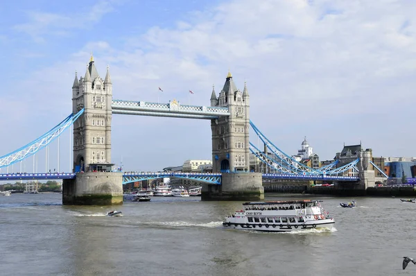 London England Juni 2015 Tornbro Och Båtar Vid Themsen London — Stockfoto