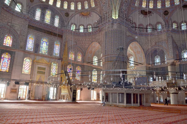 イスタンブールトルコ10月04 トルコのイスタンブールで2013年10月4日 スルタン アフマド モスクの内部 イスタンブールで最も人気のある観光スポットのスルタン アフマド モスク ブルーモスク — ストック写真