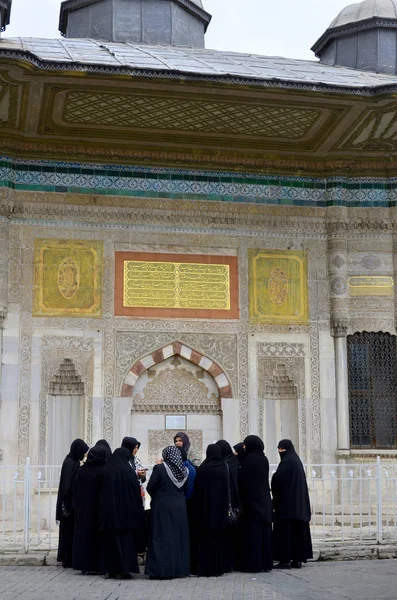 Istanbul Turkey 10月08 2013年10月8日にイスタンブールのダウンタウンの中心部にイスラム教徒のベール女性 トルコ政府はスカーフを公的部門で働くことを禁止した — ストック写真