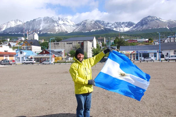 Ushuaia Argentina Nov Άνθρωπος Κυματίζει Σημαία Της Αργεντινής Μπροστά Από — Φωτογραφία Αρχείου