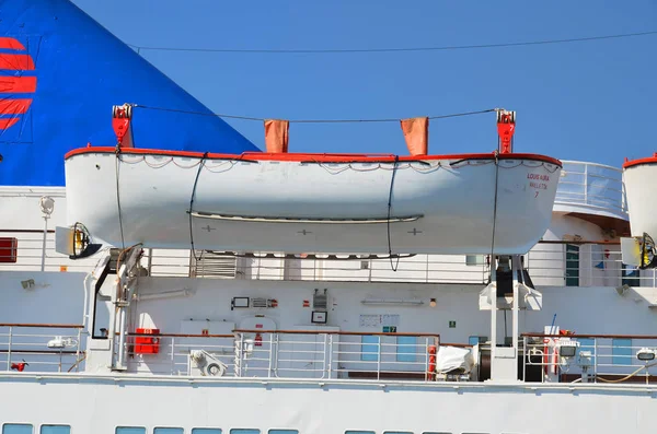 Livbåtar Installerade Vackert Vitt Passagerarfartyg — Stockfoto