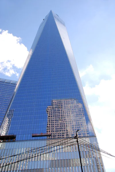 NEW YORK - ECTOBER 24: Lower mahattan ve One World Trade Center veya Freedom Tower 24 Ekim 2013 tarihinde New York City, New York 'ta inşa edilen yeni Dünya Ticaret Merkezi kompleksinin birincil binasıdır. 