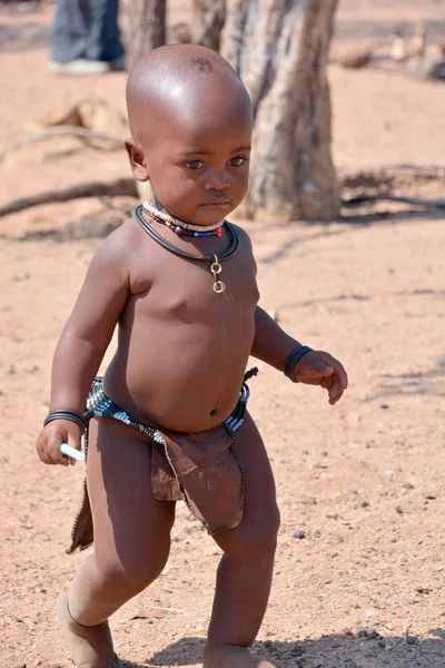 ナミビアのホリクサス2014年10月9日 未確認の子供ヒンバ族 ヒンバ族はナミビア北部 2014年10月9日に南アフリカのクネネ地方に住んでいる先住民である — ストック写真