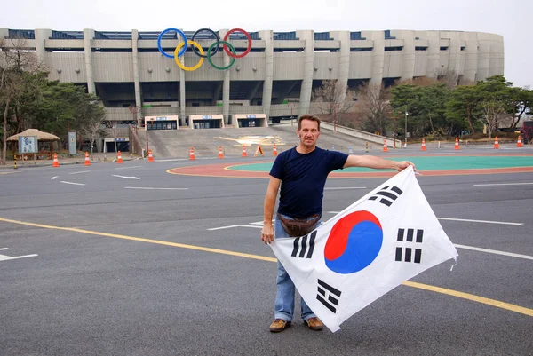 Man Med Sydkoreas Flagga Nära Olympiska Stadion — Stockfoto