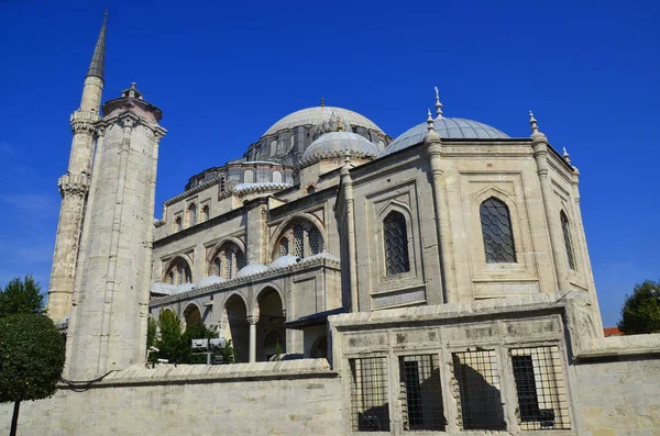 伊斯坦布尔突厥寺 Istanbul Turkey Sept 是一座位于土耳其法蒂赫地区的奥斯曼帝国清真寺 2013年9月27日 土耳其伊斯坦布尔 — 图库照片