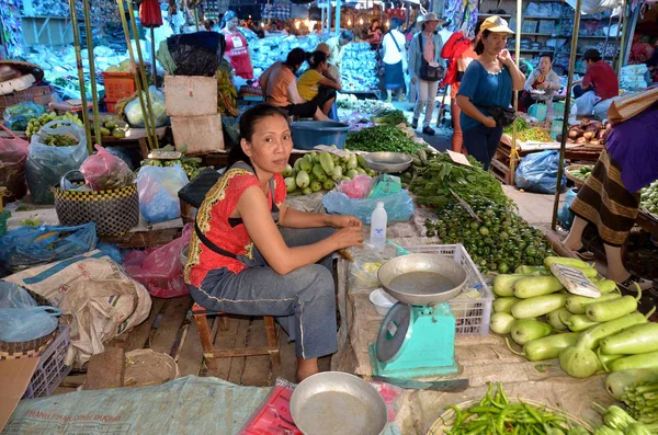 Luang Prabang Laos Квітня Жінка Продає Овочі Квітня 2013 Року — стокове фото