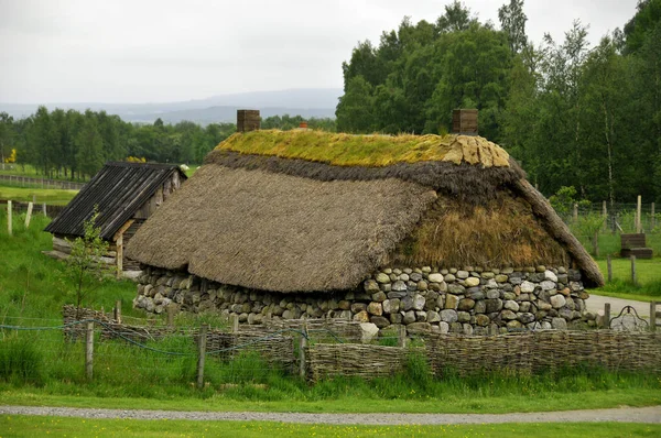 Landelijk Landschap Huis Met Houten Dak — Stockfoto