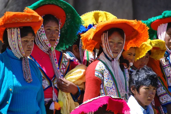サッサワマンペルー11月23日 ペルーのサッサワマンで2010年11月23日にチェッサパンパの伝統衣装を着た未確認の子供の肖像 — ストック写真