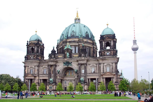 5月15日 柏林大教堂 2014年5月15日 它建于1895年至1905年间 大楼旁边的草坪吸引着游客和居民 — 图库照片