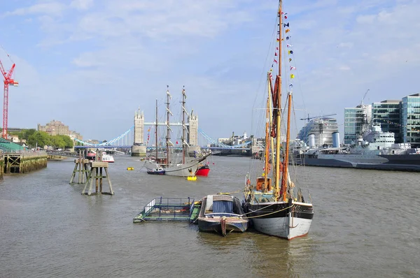 London Juni Boote Mit Flaggen Und Fahnenschwingen Zur Feier Des — Stockfoto