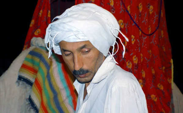 Retrato Hombre Guapo Con Ropas Musulmanas — Foto de Stock