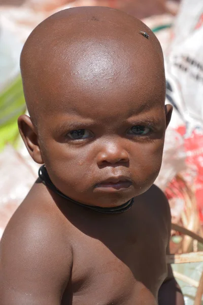 2014年10月9日 2014年10月9日 ナミビアのスワコプムントのモンデサスラムに住むヒンバ族の未確認の子供 ナミビアでは約27 の世帯が貧困層に分類されている — ストック写真