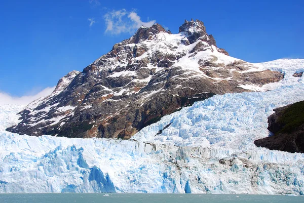 莫雷诺冰川 Perito Moreno Glacier 是位于阿根廷圣克鲁斯省Los Glaciares国家公园的一座冰川 它是阿根廷巴塔哥尼亚最重要的旅游胜地之一 — 图库照片