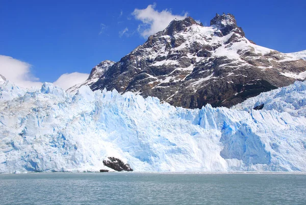 ペリト モレノ氷河はアルゼンチンのサンタクルーズ州にあるロス グラシアレス国立公園内にある氷河である アルゼンチン パタゴニアで最も重要な観光スポットの一つです ロイヤリティフリーのストック写真