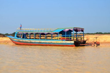 SIEM REAP, CAMBODIA - 29 Mart 2013 'te Kamboçya' nın Siem Reap kentindeki Tonle Sap Gölü 'nde balık tutan insanlar. Tonle Sap, Güney Doğu Asya 'nın en büyük tatlı su gölüdür.