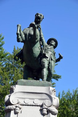 Yeşil parktaki eski heykel.