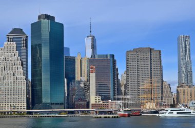 NEW YORK - ECTOBER 24: Lower mahattan ve One World Trade Center veya Freedom Tower 24 Ekim 2013 tarihinde New York City, New York 'ta inşa edilen yeni Dünya Ticaret Merkezi kompleksinin birincil binasıdır. 