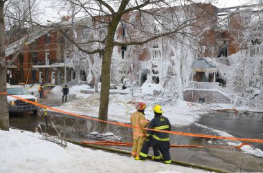 Yangın sonrası ve 50 kişi, Montreal şehir merkezindeki bir apartmanı yerle bir eden büyük bir yangından sonra evsiz kaldı. 1 Mart 2014 'te Montreal Kanada