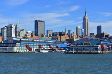 Güneşli bir günde şehir silueti