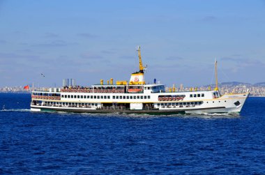 İSTANBUL, TURKEY - Temmuz 06, 2014: Sehir Hatlari feribotu İstanbul 'dan Prince Adaları' na. Sehir Hatlari 1844 'te kuruldu ve şimdi günde 150.000 yolcu taşıyor.