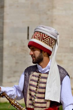 Geleneksel kostümlü bir adamın portresi.